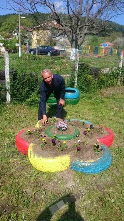 Кметът на Солище спретна цветарници от автомобилни гуми, дава пример на кърджалийци