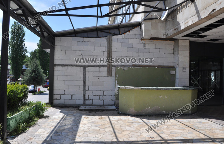 Читател: Незаконно бунище на метри от общината