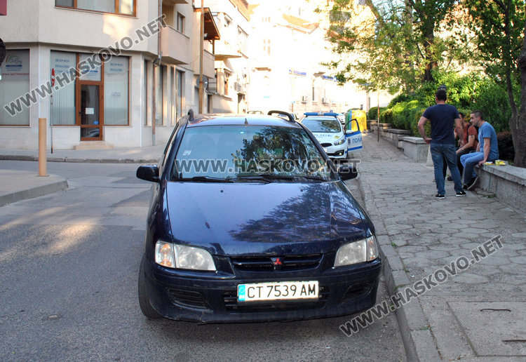 Полицаи тарашиха Мицубиши в центъра на Хасково