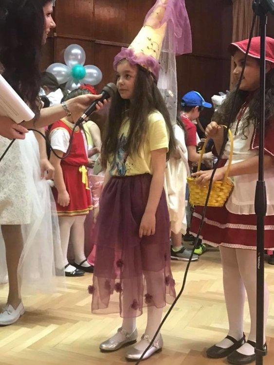 Приказни герои дефилираха в "Златаров"