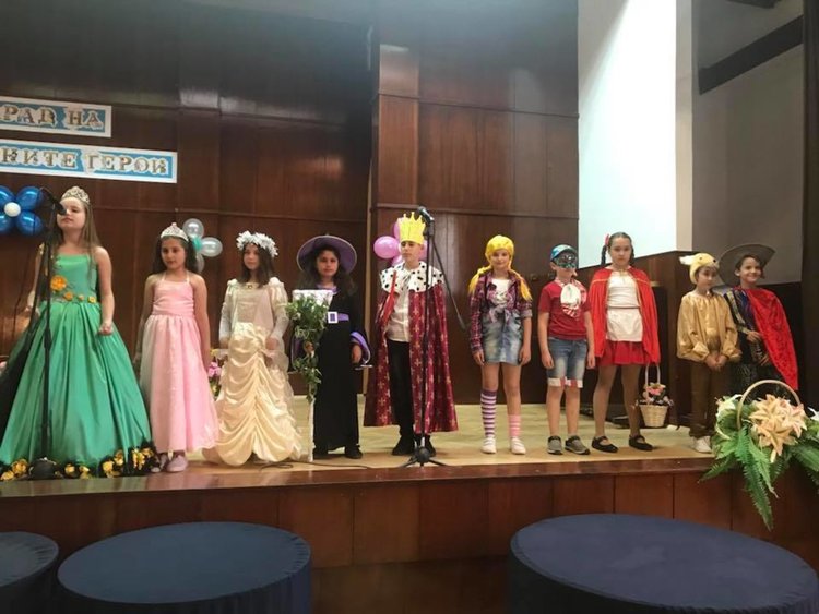 Приказни герои дефилираха в "Златаров"