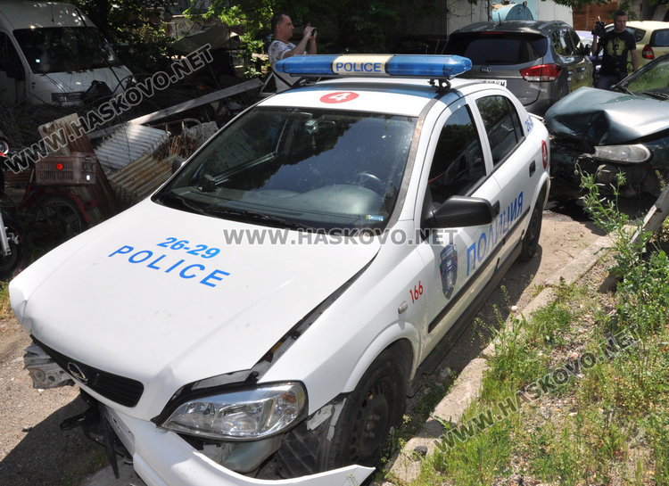 Съпругът сигнализирал на тел. 112 за пияната шофьорка, помляла две патрулки