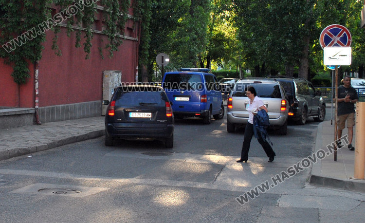 Полицаи тарашиха Мицубиши в центъра на Хасково