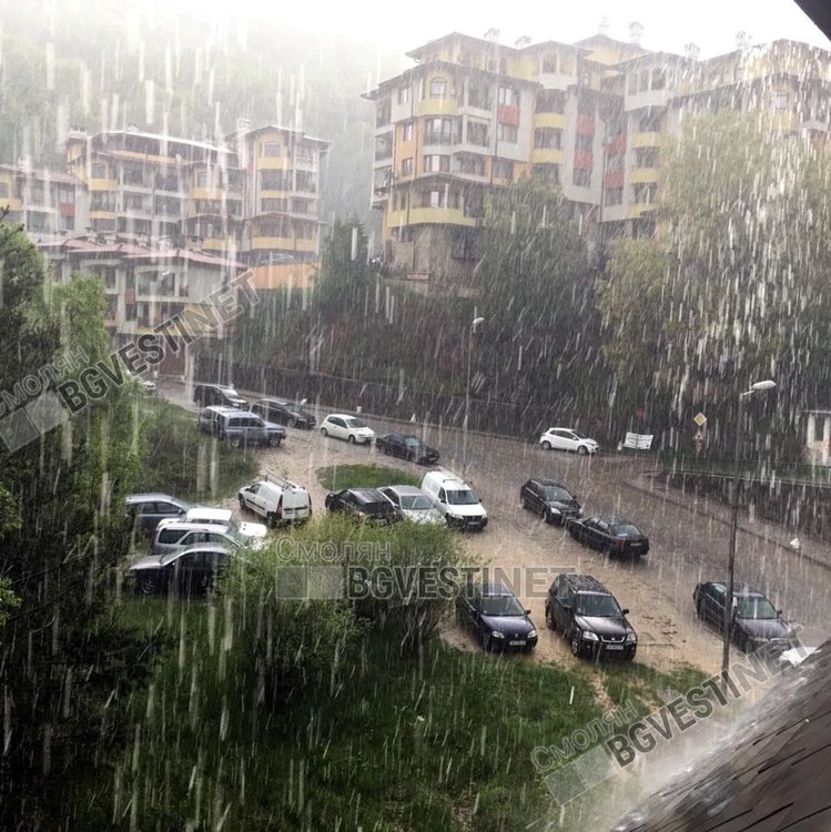Гръмотевична буря, силен дъжд и градушка в Смолян