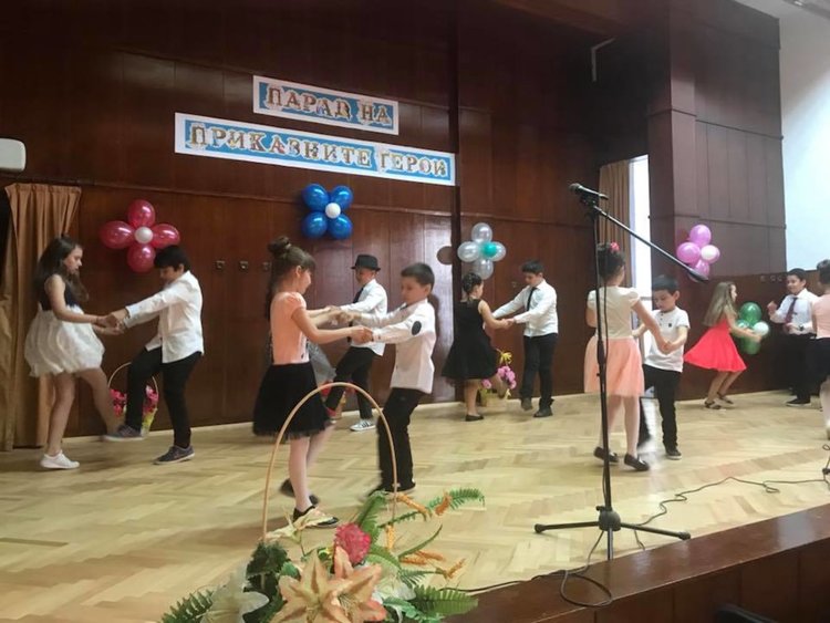 Приказни герои дефилираха в "Златаров"