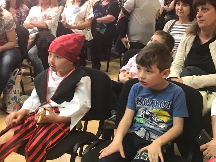 Приказни герои дефилираха в "Златаров"