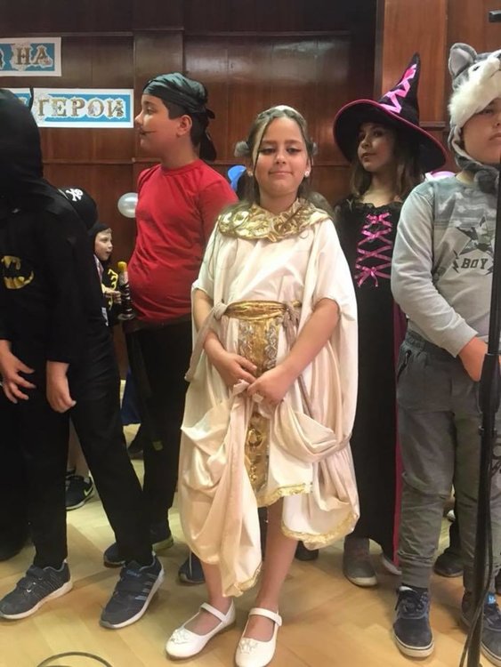 Приказни герои дефилираха в "Златаров"