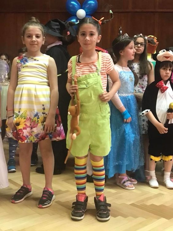 Приказни герои дефилираха в "Златаров"