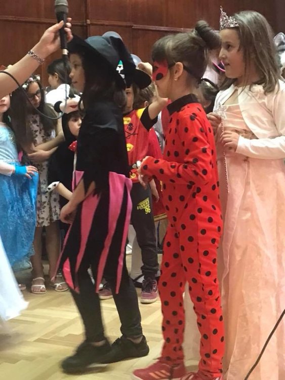 Приказни герои дефилираха в "Златаров"