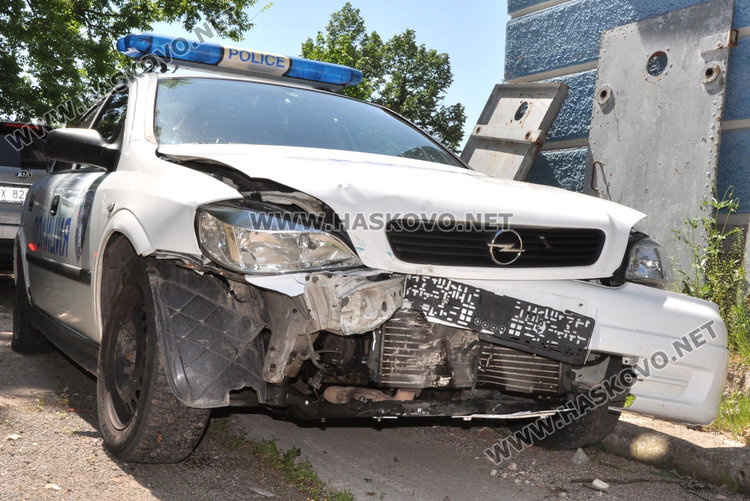 Потрошената патрулка в двора на Районното управление на МВР в Димитровград