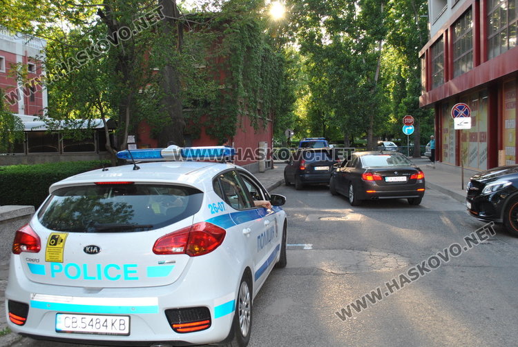 Полицаи тарашиха Мицубиши в центъра на Хасково