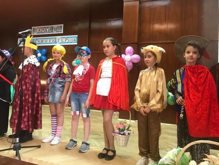 Приказни герои дефилираха в "Златаров"