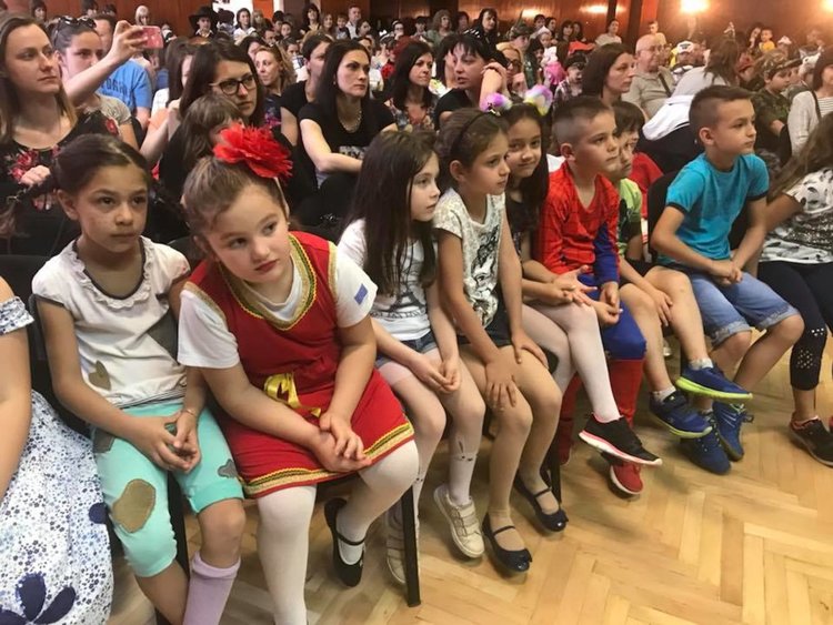 Приказни герои дефилираха в "Златаров"