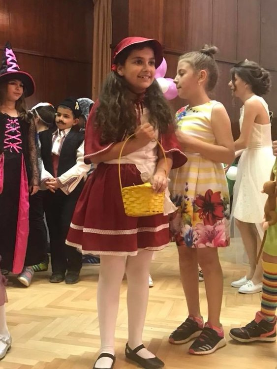 Приказни герои дефилираха в "Златаров"