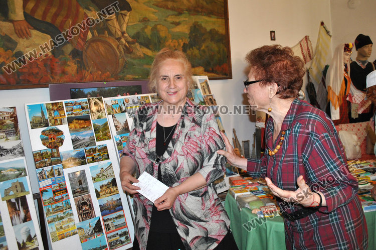 Стефка Младенова (вляво)