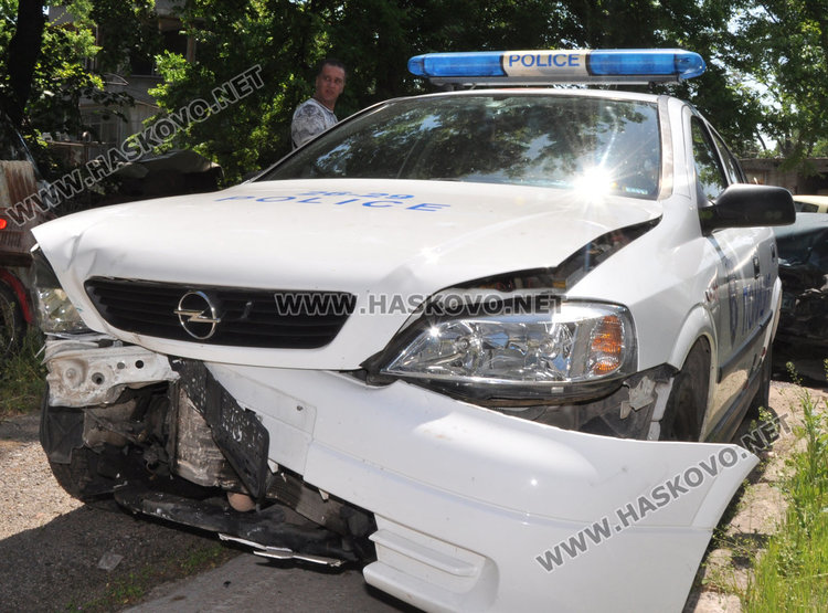 Съпругът сигнализирал на тел. 112 за пияната шофьорка, помляла две патрулки