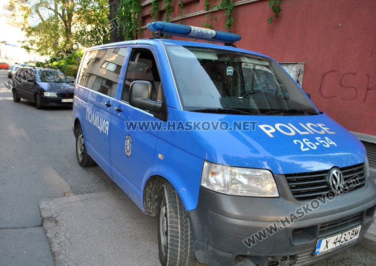Полицаи тарашиха Мицубиши в центъра на Хасково