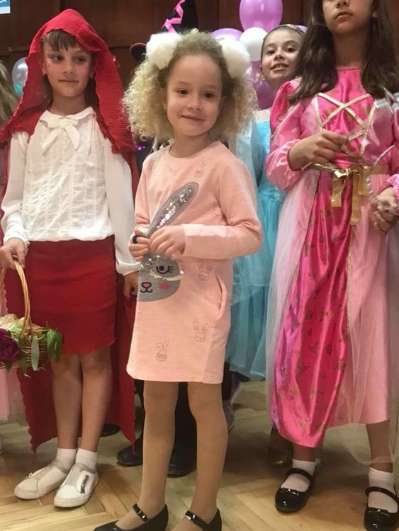 Приказни герои дефилираха в "Златаров"