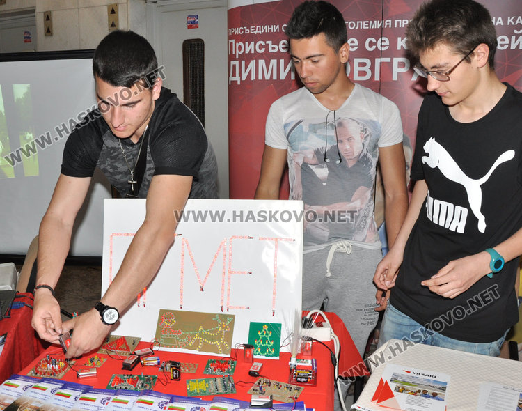 Огън и експлозии в областната администрация