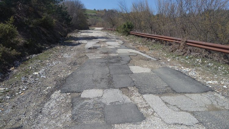 Жители от осем села в общините Кирково и Крумовград  са в готовност за протестни действия, заради неремонтиран път.