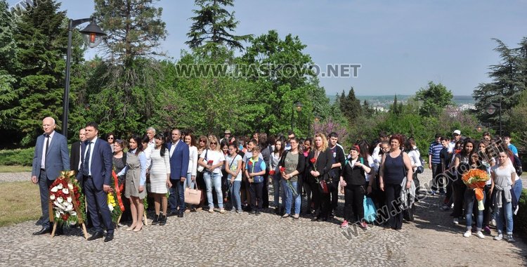 Почетоха паметта на поета Пеньо Пенев в Димитровград