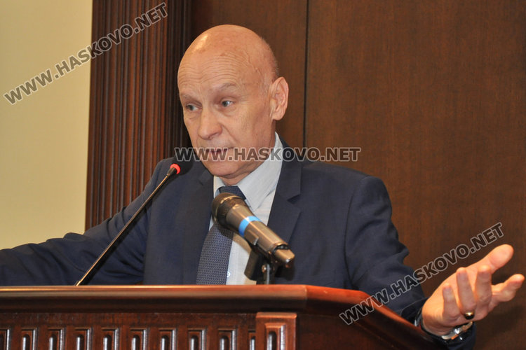 Кметът отложи безплатните карти за тролеите за хората с увредено зрение