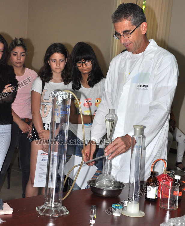 Огън и експлозии в областната администрация