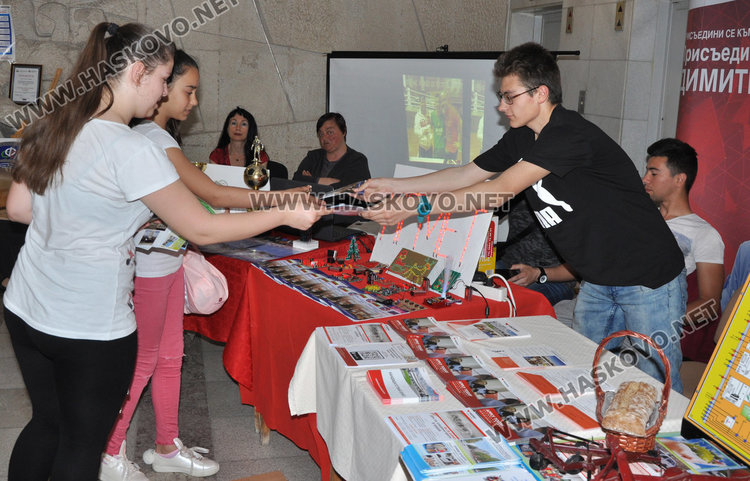 Огън и експлозии в областната администрация