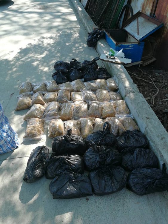 Откриха цигари в гуми и тютюн във вкопан сандък