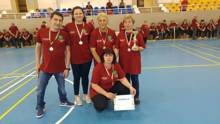 Отборът на хората с увреждания от Кърджали с купа от Спортни игри в Гълъбово