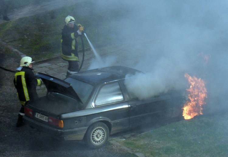 "Фолксваген" се запали в движение