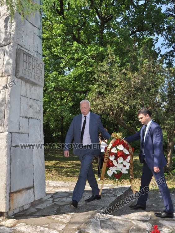 Почетоха паметта на поета Пеньо Пенев в Димитровград