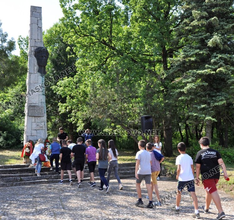 Почетоха паметта на поета Пеньо Пенев в Димитровград