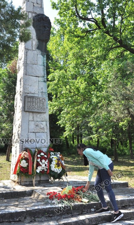 Почетоха паметта на поета Пеньо Пенев в Димитровград