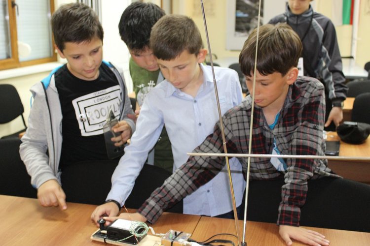 Алековци демонстрираха какво е да си радиолюбител