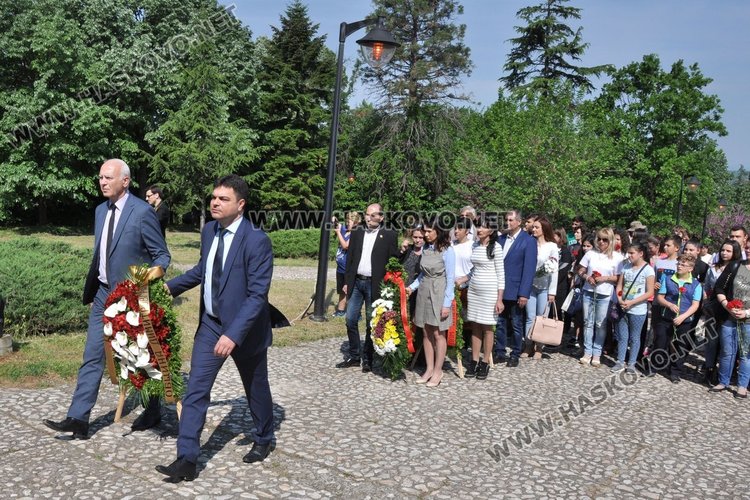 Почетоха паметта на поета Пеньо Пенев в Димитровград