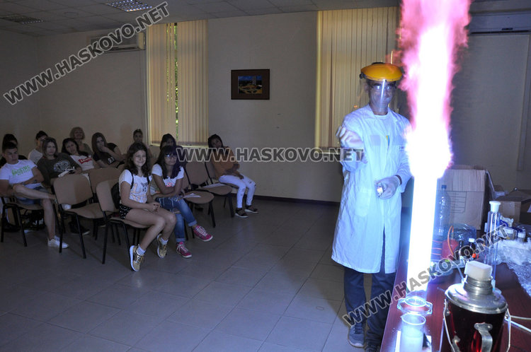 Огън и експлозии в областната администрация