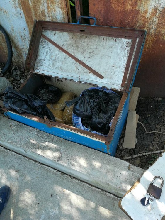 Откриха цигари в гуми и тютюн във вкопан сандък