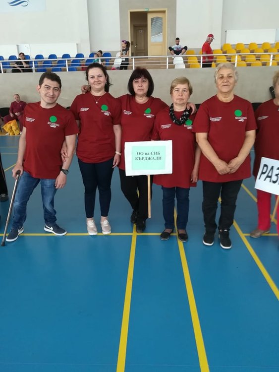 Отборът на хората с увреждания от Кърджали с купа от Спортни игри в Гълъбово