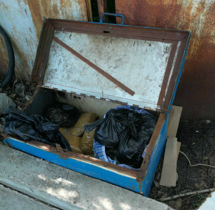 Тарикат търговец кътал нелегален тютюн във вкопан тайник на Руски пазар