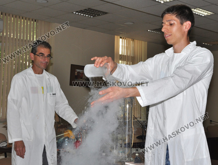 Огън и експлозии в областната администрация