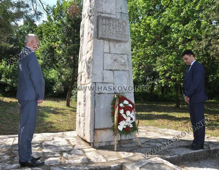 Почетоха паметта на поета Пеньо Пенев в Димитровград