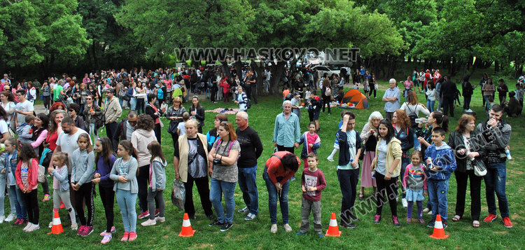 Ученици от „Климент“ почистиха Кенана, директорката танцува на сцената