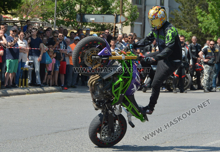 Танци на мотори и състезания на рокерски събор