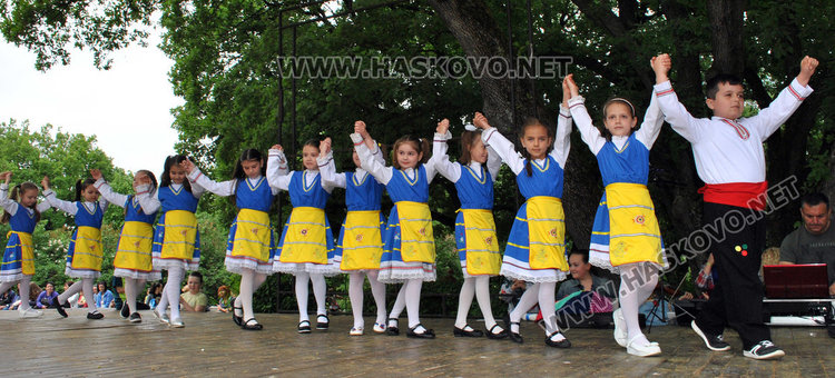 Ученици от „Климент“ почистиха Кенана, директорката танцува на сцената