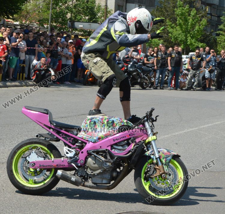 Танци на мотори и състезания на рокерски събор