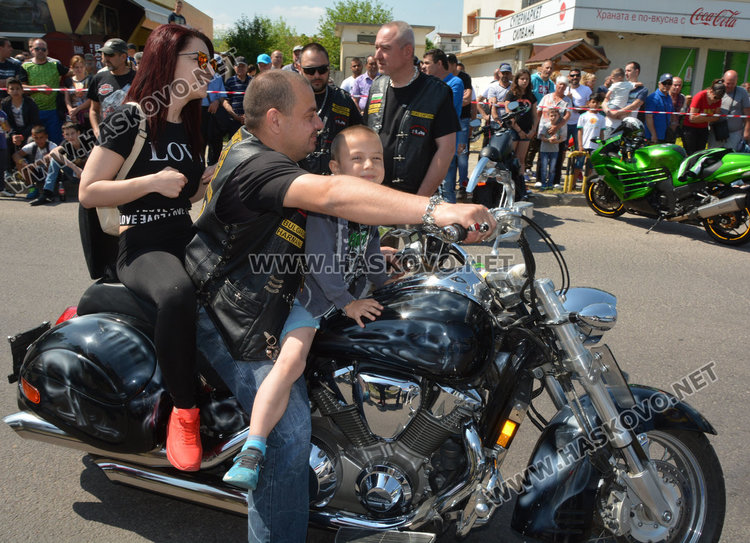 Танци на мотори и състезания на рокерски събор