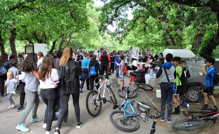 Ученици от „Климент“ почистиха Кенана, директорката танцува на сцената