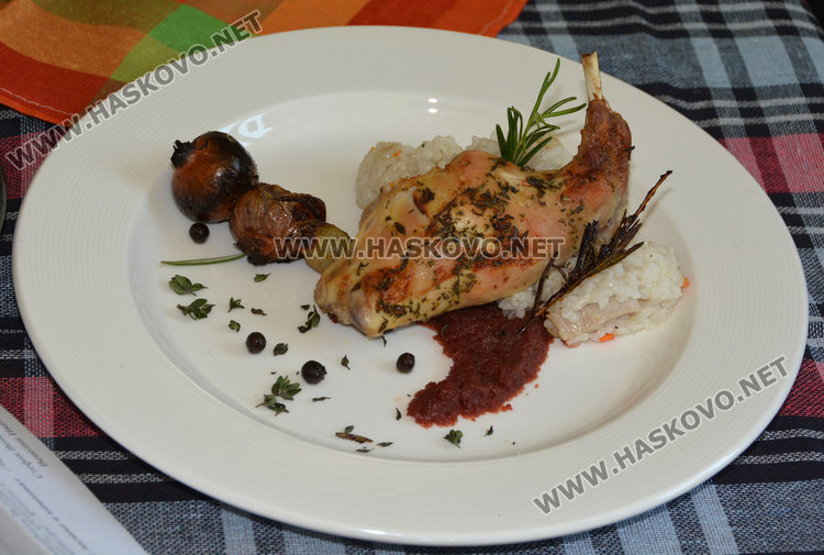 Кмет и общински съветник в кулинарна надпрева със заешки ястия