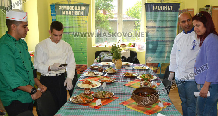 Кмет и общински съветник в кулинарна надпрева със заешки ястия